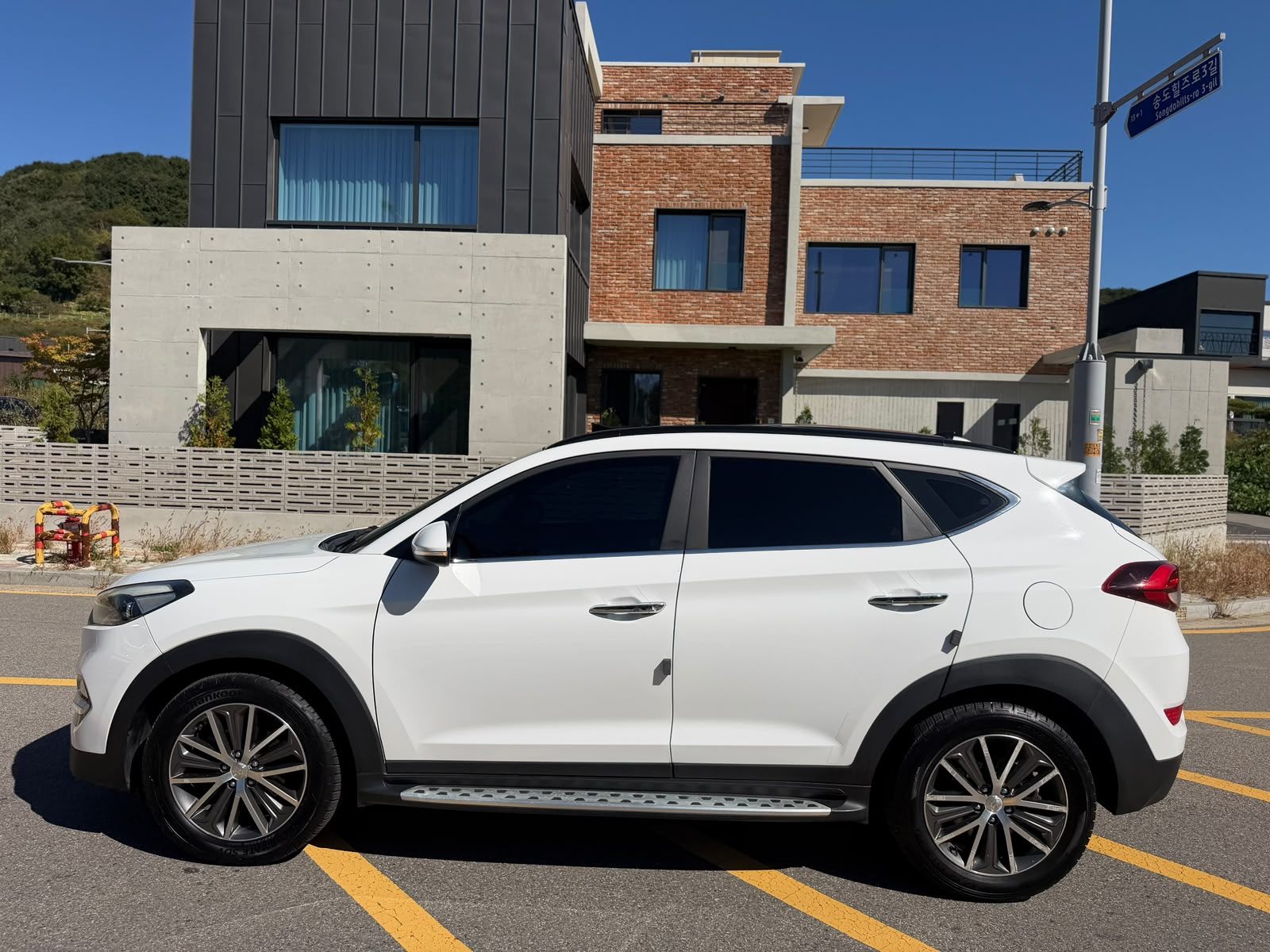 2017 Hyundai Tucson view 3